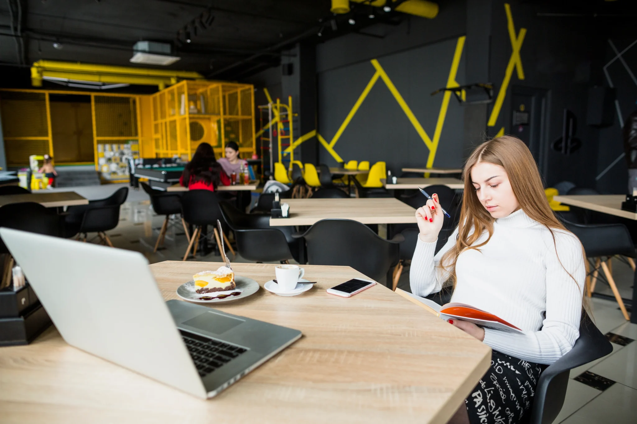 Hot Desking vs Hoteling: Differences, Pros & Cons, and When to Use Each (2026 Guide)